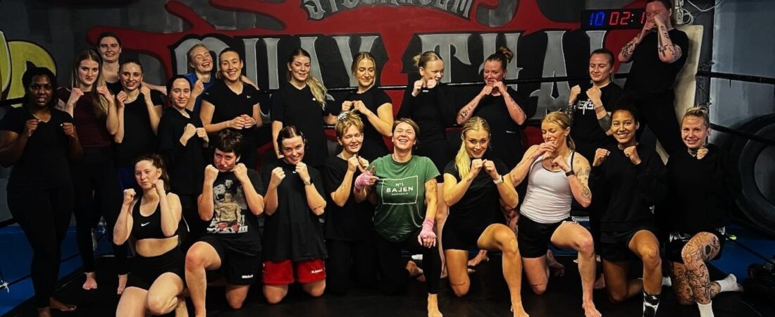 Tjejer tränar Muay Thai på Stockholm Muay Thai i Stockholm