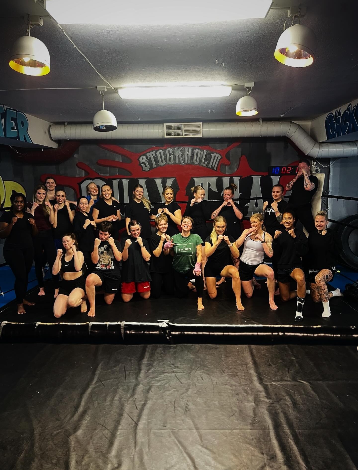 Tjejer tränar Muay Thai på Stockholm Muay Thai i Stockholm