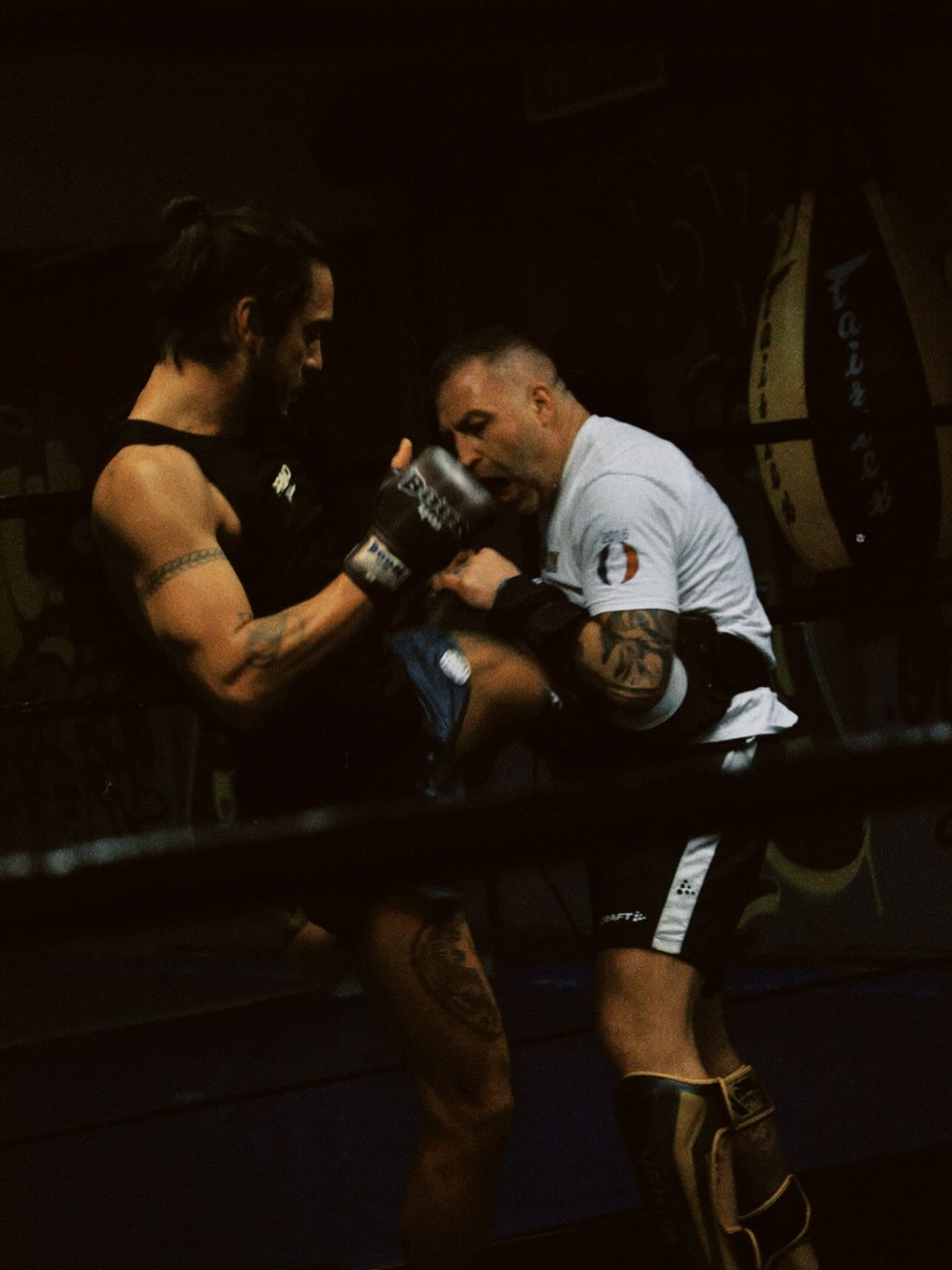 Två personer sparrar i Muay Thai på Stockholm Muay Thai, Scheelegatan 1