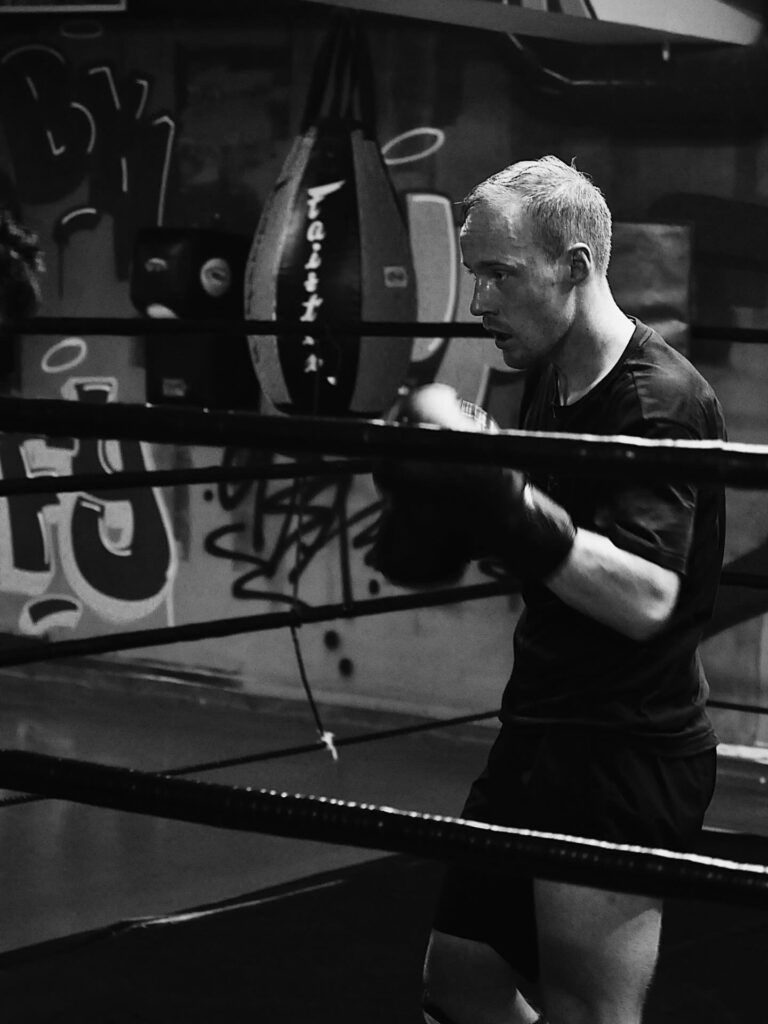 En man tränar thaiboxning