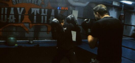 En pojke och man tränar thaiboxning på Stockholm Muay Thai