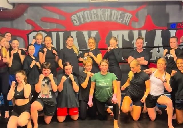 Gruppfoto på deltagare på Stockholm Muay Thai