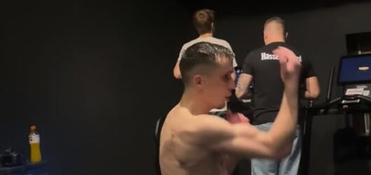 En deltagare tränar muay thai i Stockholm