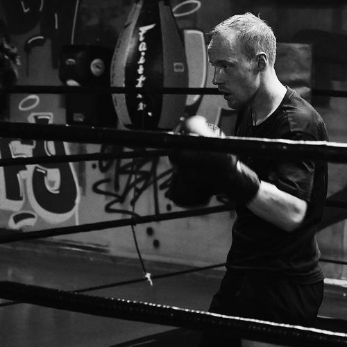 En man tränar thaiboxning