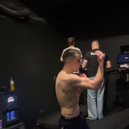 En deltagare tränar muay thai i Stockholm