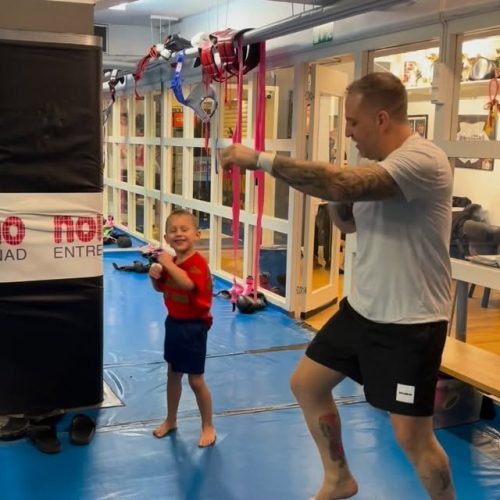 Vuxen och barn tränar thaiboxning tillsammans på Stockholm Muay Thai i Stockholm