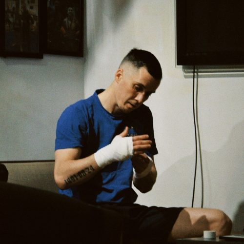 Muay Thai deltagare med bandage lindat runt handen