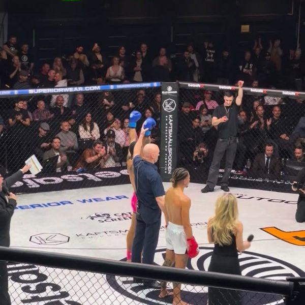 Domare ger Muay Thai deltagare klartecken att starta på Stockholm Muay Thai