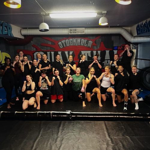 Tjejer tränar Muay Thai på Stockholm Muay Thai i Stockholm